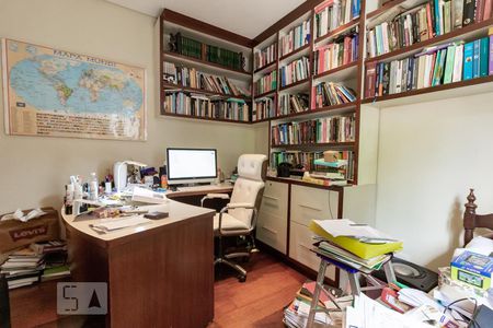 Casa à venda com 380m², 3 quartos e 2 vagasSuíte 2 / Escritório