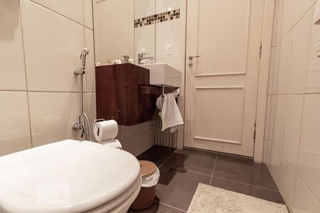 Casa à venda com 380m², 3 quartos e 2 vagasBanheiro da Suíte 2