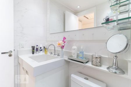 Apartamento à venda com 170m², 3 quartos e 5 vagas Apartamento à venda com 170m², 3 quartos e 5 vagasBanheiro da Suíte 1