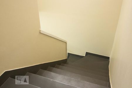 Casa à venda com 160m², 3 quartos e 2 vagas Casa à venda com 160m², 3 quartos e 2 vagasEscada