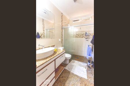 Casa à venda com 230m², 3 quartos e 3 vagasBanheiro Suíte 2