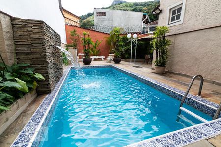 Casa à venda com 270m², 5 quartos e 1 vaga Casa à venda com 270m², 5 quartos e 1 vagaPiscina