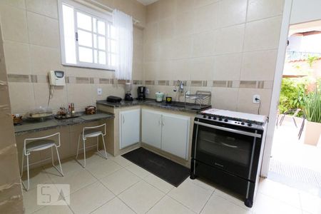 Casa à venda com 270m², 5 quartos e 1 vaga Casa à venda com 270m², 5 quartos e 1 vagaCozinha