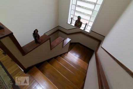 Casa à venda com 270m², 5 quartos e 1 vaga Casa à venda com 270m², 5 quartos e 1 vagaEscada