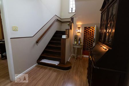 Casa à venda com 270m², 5 quartos e 1 vaga Casa à venda com 270m², 5 quartos e 1 vagaEscada