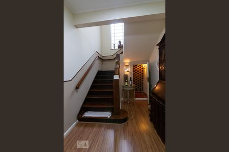 Casa à venda com 270m², 5 quartos e 1 vaga Casa à venda com 270m², 5 quartos e 1 vagaEscada