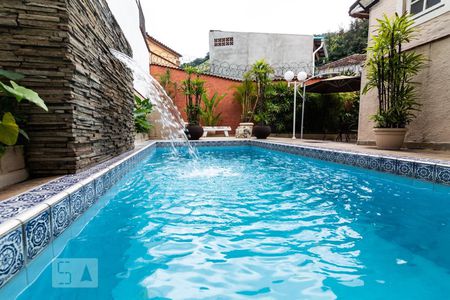 Casa à venda com 270m², 5 quartos e 1 vaga Casa à venda com 270m², 5 quartos e 1 vagaPiscina