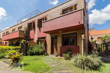 Casa de condomínio à venda com 220m², 3 quartos e 2 vagas Casa de condomínio à venda com 220m², 3 quartos e 2 vagasFachada