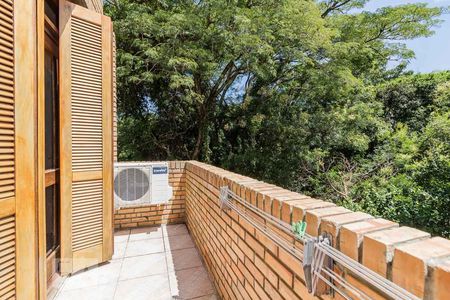 Casa de condomínio à venda com 220m², 3 quartos e 2 vagas Casa de condomínio à venda com 220m², 3 quartos e 2 vagasSacada