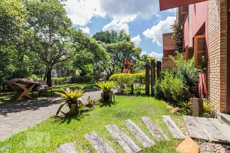 Casa de condomínio à venda com 220m², 3 quartos e 2 vagas Casa de condomínio à venda com 220m², 3 quartos e 2 vagasFachada