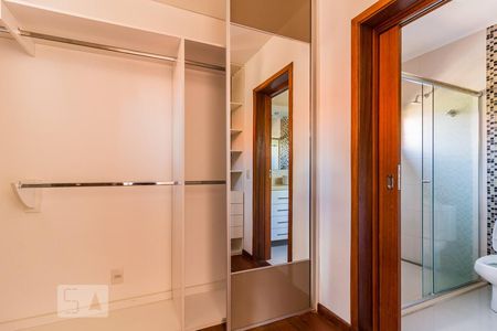 Casa de condomínio à venda com 220m², 3 quartos e 2 vagas Casa de condomínio à venda com 220m², 3 quartos e 2 vagasCloset do quarto