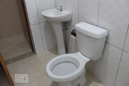 banheiro de casa para alugar com 1 quarto, 20m² em Vila Araguaia, São Paulo