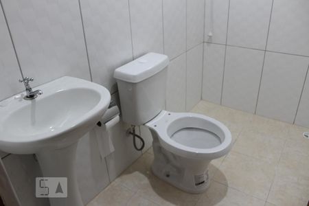 banheiro de casa para alugar com 1 quarto, 20m² em Vila Araguaia, São Paulo