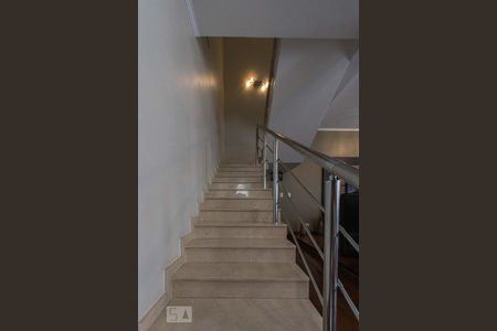 Casa à venda com 320m², 4 quartos e 4 vagas Casa à venda com 320m², 4 quartos e 4 vagasEscada Interna Acesso Dormitórios