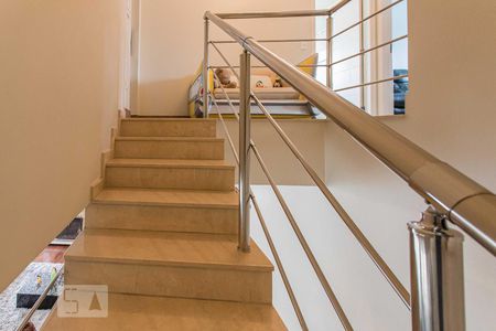 Casa à venda com 320m², 4 quartos e 4 vagas Casa à venda com 320m², 4 quartos e 4 vagasEscada Interna Acesso Dormitórios