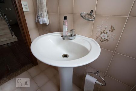 Casa à venda com 320m², 4 quartos e 4 vagas Casa à venda com 320m², 4 quartos e 4 vagasBanheiro 1 Lavabo