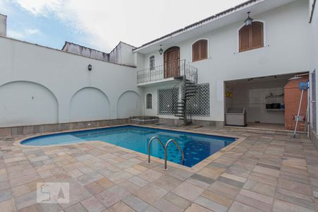 Casa à venda com 320m², 4 quartos e 4 vagas Casa à venda com 320m², 4 quartos e 4 vagasPiscina