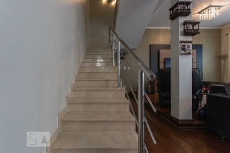 Casa à venda com 320m², 4 quartos e 4 vagas Casa à venda com 320m², 4 quartos e 4 vagasEscada Interna Acesso Dormitórios