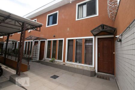 Casa à venda com 120m², 2 quartos e 2 vagas Casa à venda com 120m², 2 quartos e 2 vagasFachada