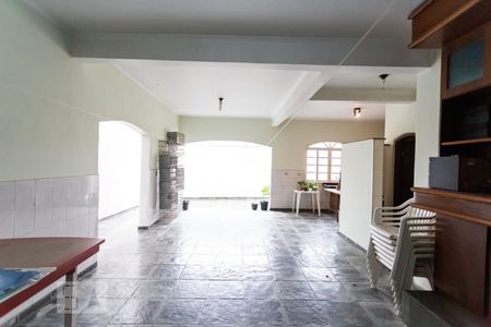 Casa à venda com 420m², 4 quartos e 2 vagas Casa à venda com 420m², 4 quartos e 2 vagasQuintal