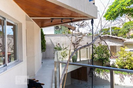 Casa à venda com 700m², 3 quartos e 6 vagas Casa à venda com 700m², 3 quartos e 6 vagasEntrada