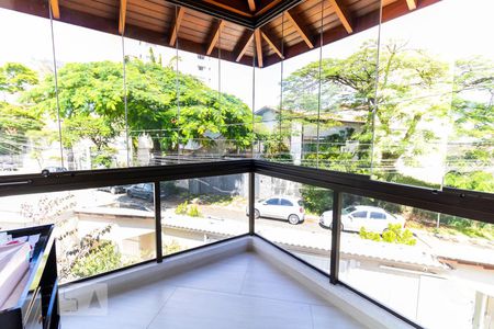 Casa à venda com 700m², 3 quartos e 6 vagas Casa à venda com 700m², 3 quartos e 6 vagasVaranda
