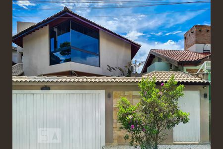 Casa à venda com 700m², 3 quartos e 6 vagas Casa à venda com 700m², 3 quartos e 6 vagasFachada