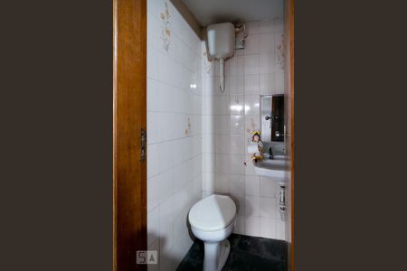 Casa à venda com 212m², 3 quartos e 4 vagas Casa à venda com 212m², 3 quartos e 4 vagasBanheiro Garagem Fundos