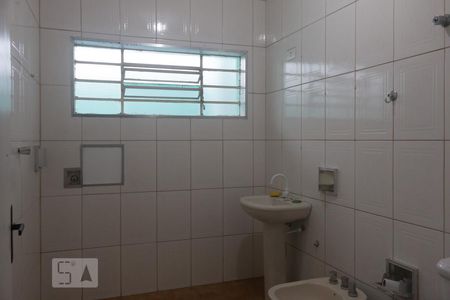 Casa à venda com 140m², 4 quartos e 2 vagasBanheiro 1
