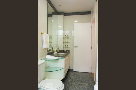 Apartamento à venda com 270m², 4 quartos e 3 vagas Apartamento à venda com 270m², 4 quartos e 3 vagasBanheiro da Suíte 2