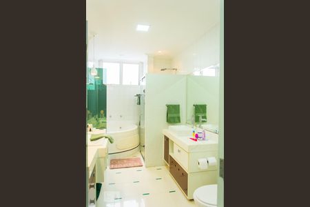 Apartamento à venda com 270m², 4 quartos e 3 vagas Apartamento à venda com 270m², 4 quartos e 3 vagasBanheiro da Suíte Master