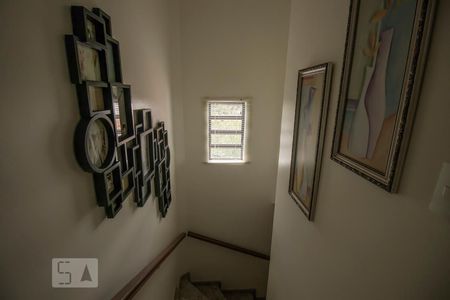 Casa à venda com 167m², 4 quartos e 4 vagas Casa à venda com 167m², 4 quartos e 4 vagasEscada