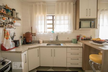 Casa à venda com 167m², 4 quartos e 4 vagas Casa à venda com 167m², 4 quartos e 4 vagasCozinha