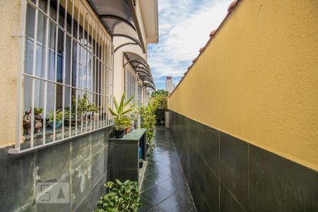 Casa à venda com 167m², 4 quartos e 4 vagas Casa à venda com 167m², 4 quartos e 4 vagasCorredor Externo