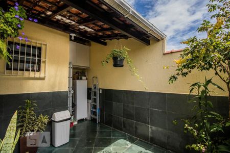 Casa à venda com 167m², 4 quartos e 4 vagas Casa à venda com 167m², 4 quartos e 4 vagasQuintal