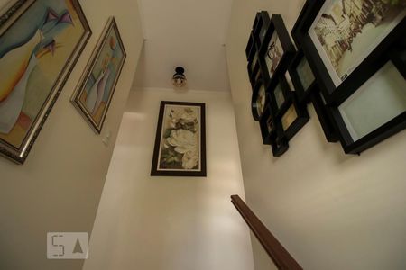 Casa à venda com 167m², 4 quartos e 4 vagas Casa à venda com 167m², 4 quartos e 4 vagasEscada