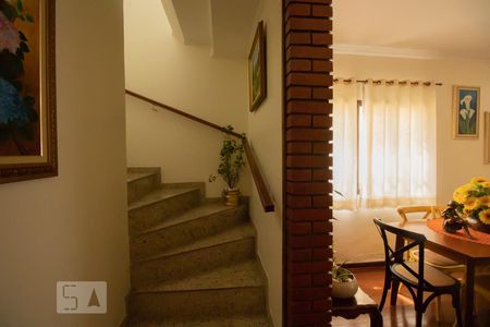 Casa à venda com 167m², 4 quartos e 4 vagas Casa à venda com 167m², 4 quartos e 4 vagasEscada