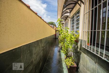 Casa à venda com 167m², 4 quartos e 4 vagas Casa à venda com 167m², 4 quartos e 4 vagasCorredor Externo