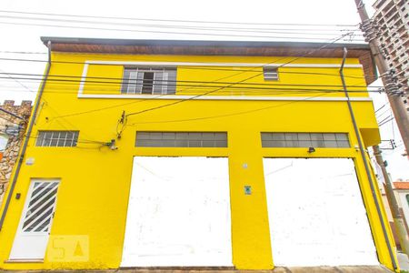 Casa à venda com 200m², 2 quartos e 4 vagas Casa à venda com 200m², 2 quartos e 4 vagasFachada