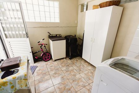 Casa à venda com 180m², 4 quartos e 4 vagas Casa à venda com 180m², 4 quartos e 4 vagasLavanderia