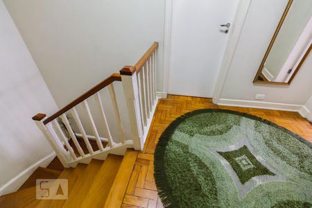 Casa à venda com 180m², 4 quartos e 4 vagas Casa à venda com 180m², 4 quartos e 4 vagasEscada Segundo Andar