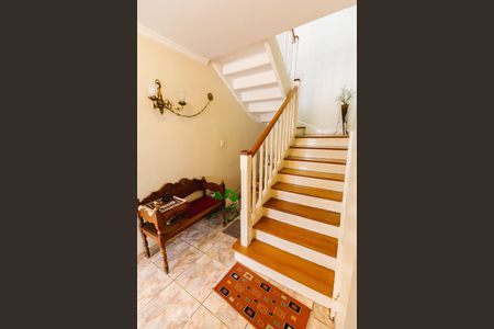 Casa à venda com 180m², 4 quartos e 4 vagas Casa à venda com 180m², 4 quartos e 4 vagasEscada