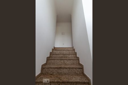 Casa à venda com 350m², 4 quartos e 5 vagas Casa à venda com 350m², 4 quartos e 5 vagasEscada acesso aos quartos