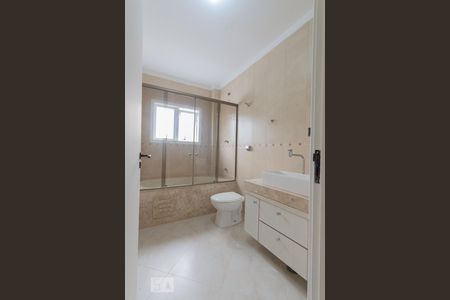 Casa à venda com 350m², 4 quartos e 5 vagas Casa à venda com 350m², 4 quartos e 5 vagasBanheiro da Suíte 1