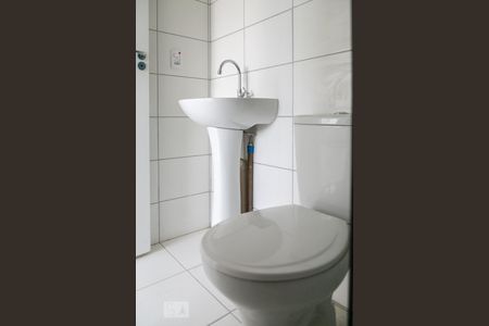 Banheiro de kitnet/studio para alugar com 1 quarto, 27m² em Bela Vista, São Paulo