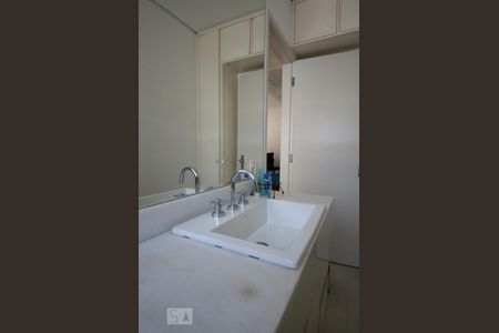 Casa à venda com 200m², 3 quartos e 2 vagasBanheiro 