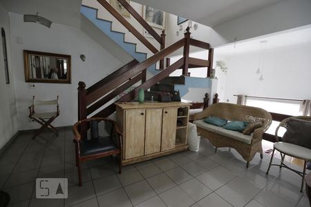 Casa à venda com 412m², 6 quartos e 4 vagasEscada