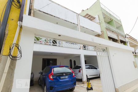 Casa à venda com 240m², 3 quartos e 3 vagas Casa à venda com 240m², 3 quartos e 3 vagasFachada