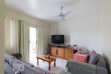 Casa à venda com 240m², 3 quartos e 3 vagas Casa à venda com 240m², 3 quartos e 3 vagasSala de Estar