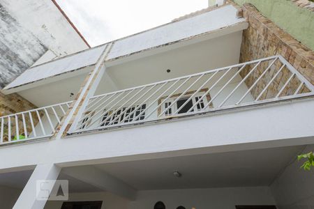 Casa à venda com 240m², 3 quartos e 3 vagas Casa à venda com 240m², 3 quartos e 3 vagasFachada